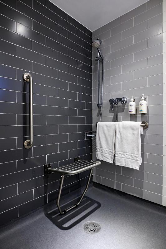 Standard Queen Room - Accessible with Free Breakfast image 4