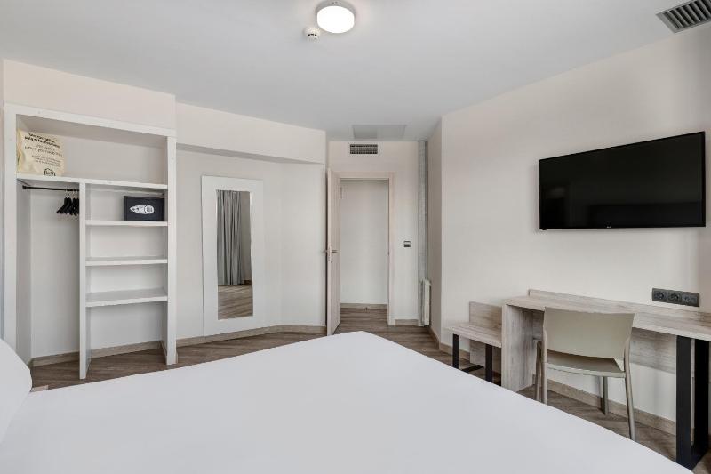 Deluxe Double Room image 2
