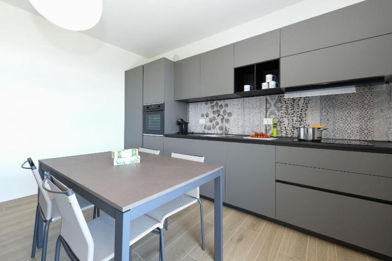 MGH Luxury - Palms Residence Sirmione N2 - image 3