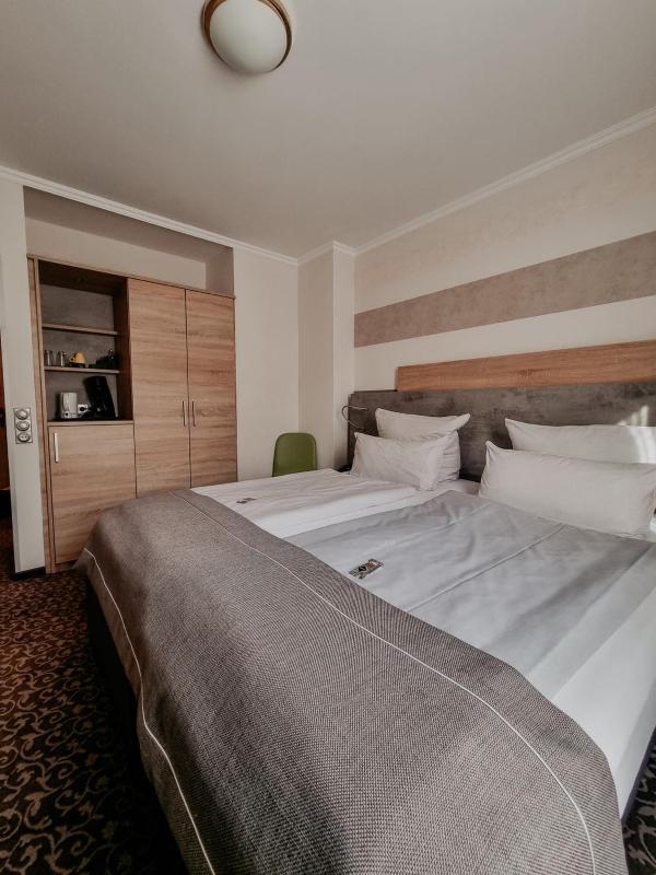 Classic Double Room image 2