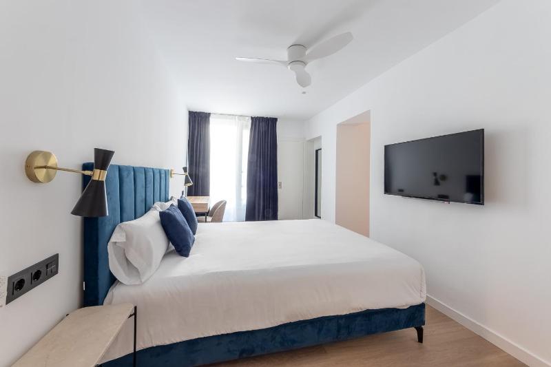 Deluxe Double Room with Bath image 1