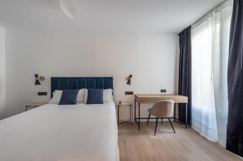Deluxe Double Room with Bath image 4