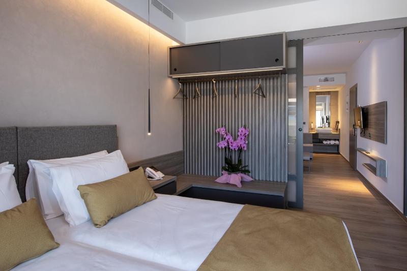 Junior Suite with Private Pool image 2