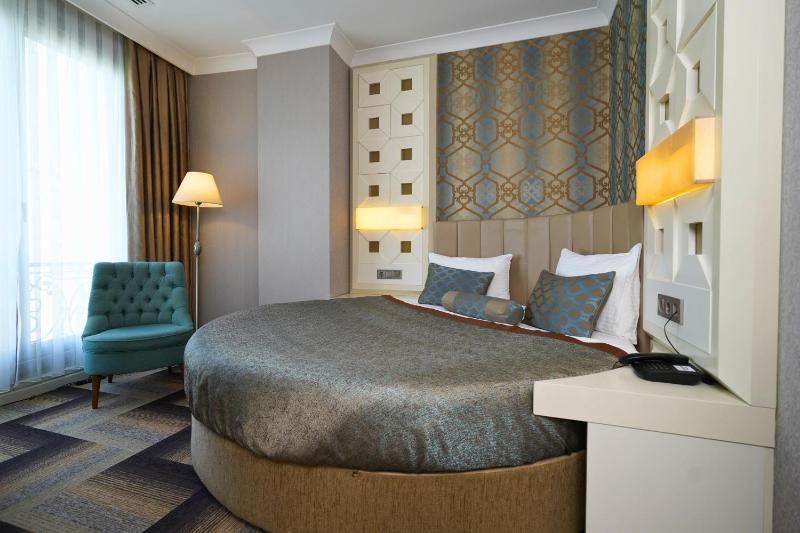 Deluxe Suite with Spa Bath image 3