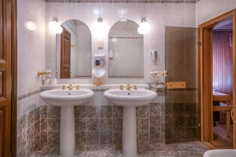 Suite with Spa Bath image 3