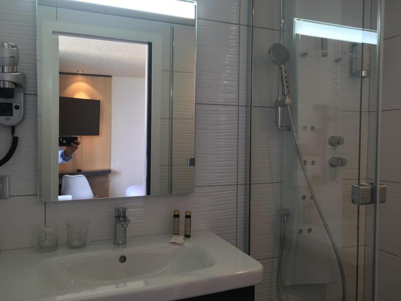 Single Room with Sea View image 4