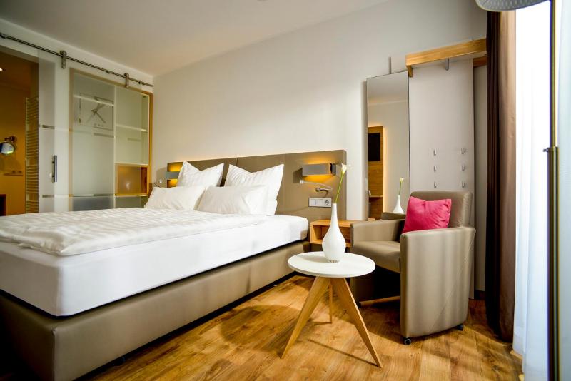 Single Room with Garden View image 2