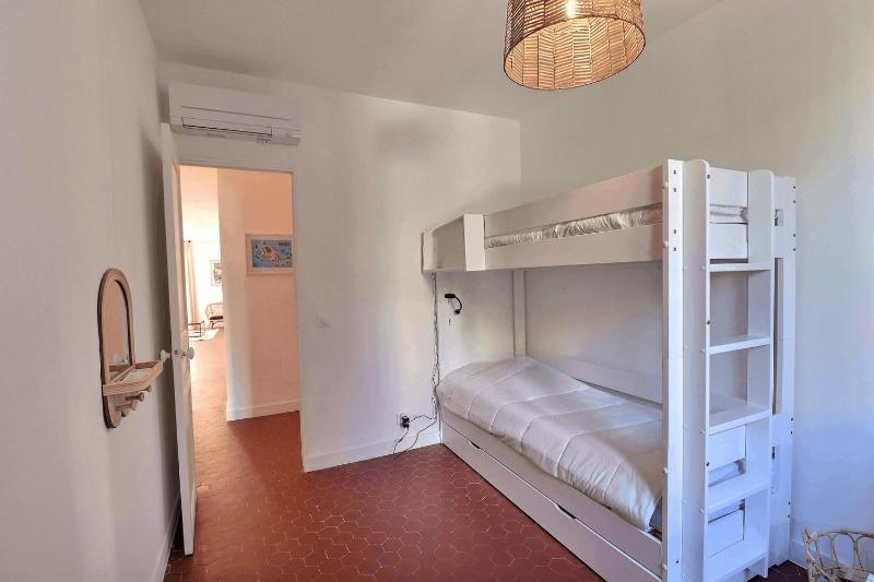 Spacious T3 in the heart of Marseille - image 15