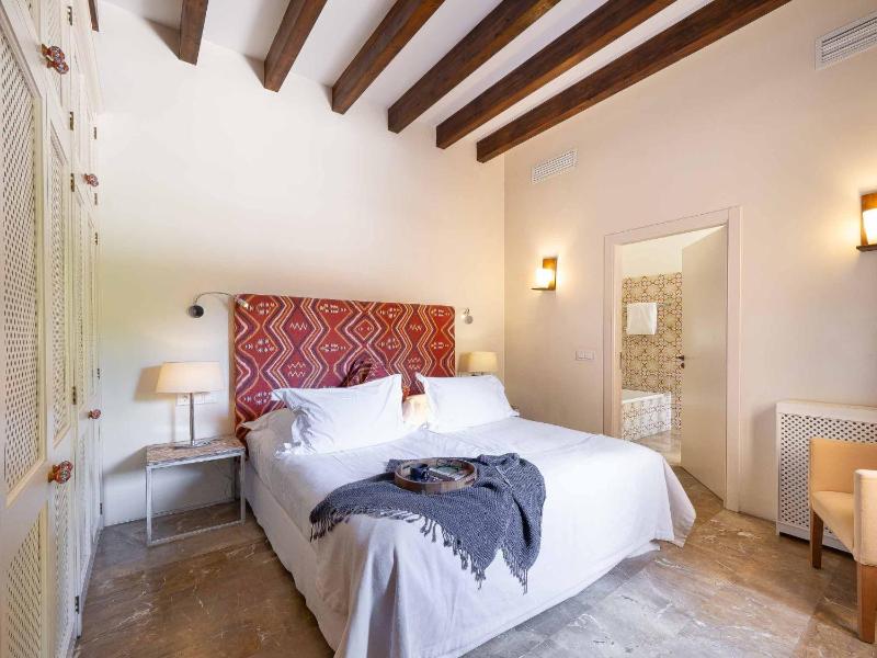 Standard Double Room image 3