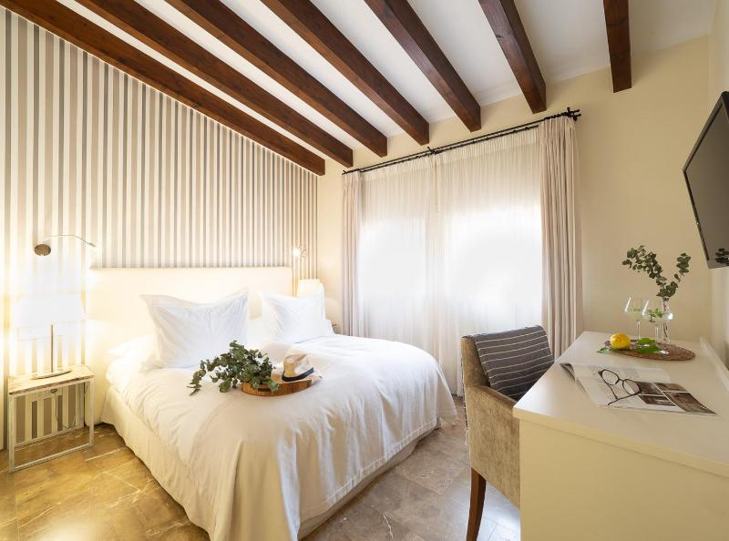 Standard Double Room image 3