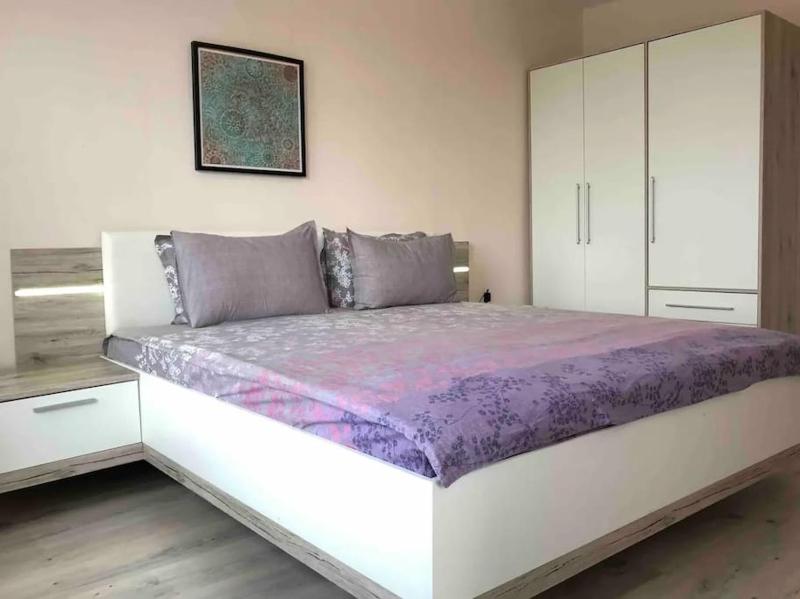 HOT Cosy and Spacious Central Flat near Sea Garden Images