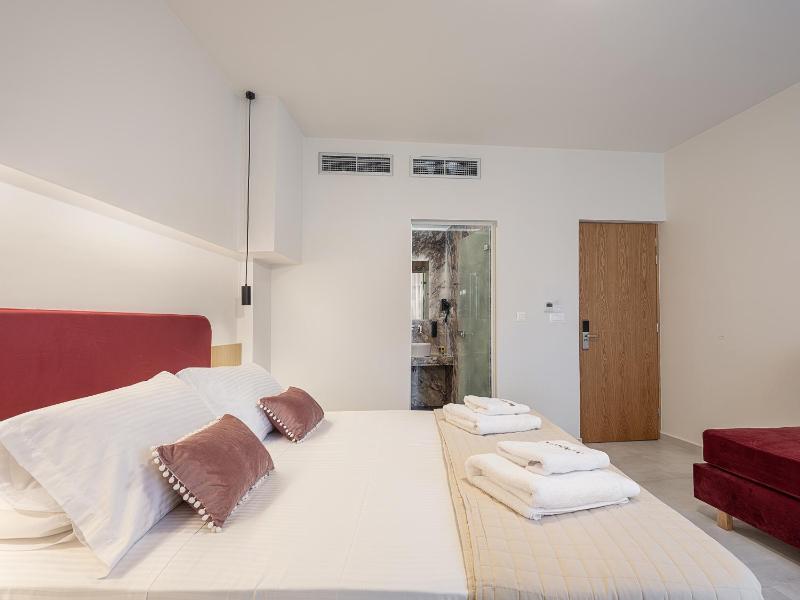 Miss Marrone City Hotel - image 9