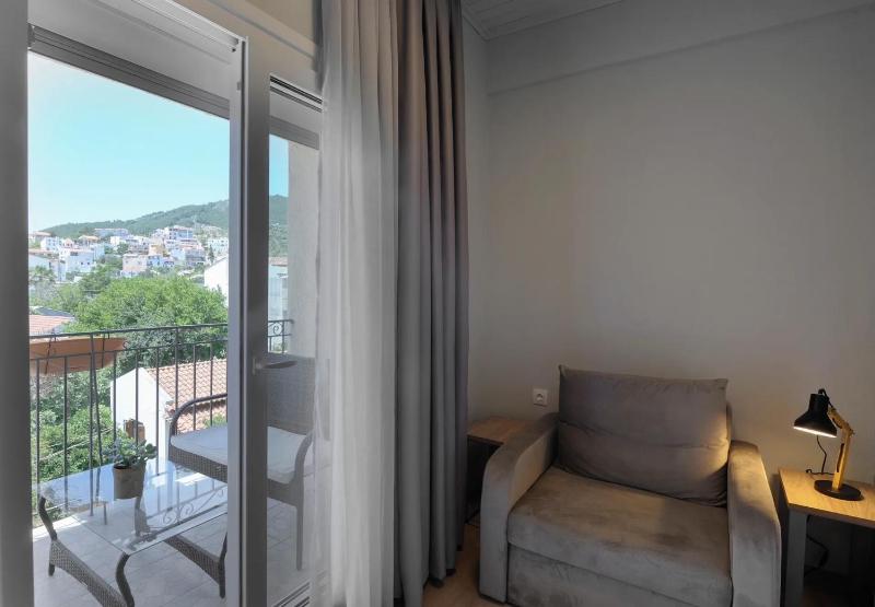 Deluxe Double Room with Balcony image 3