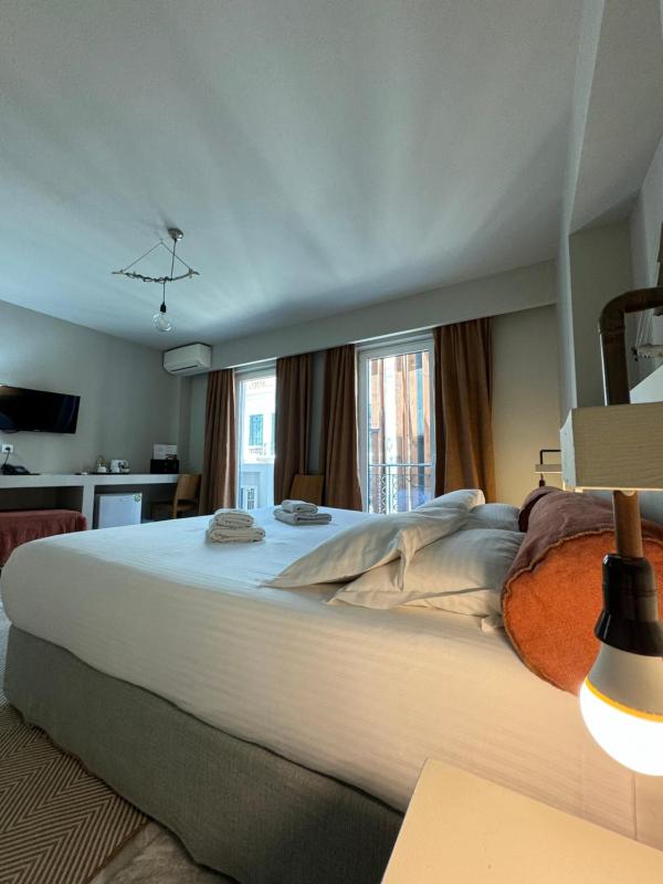 Superior One-Bedroom Apartment image 4