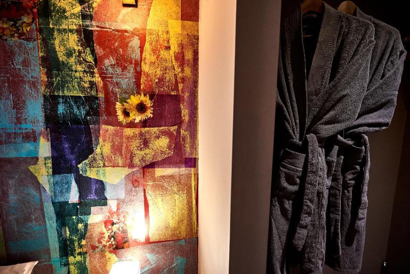 Deluxe Athenian Suite image 4