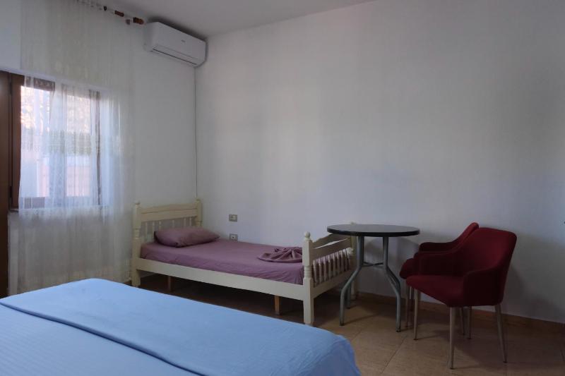 Triple Room with Shared Bathroom image 2