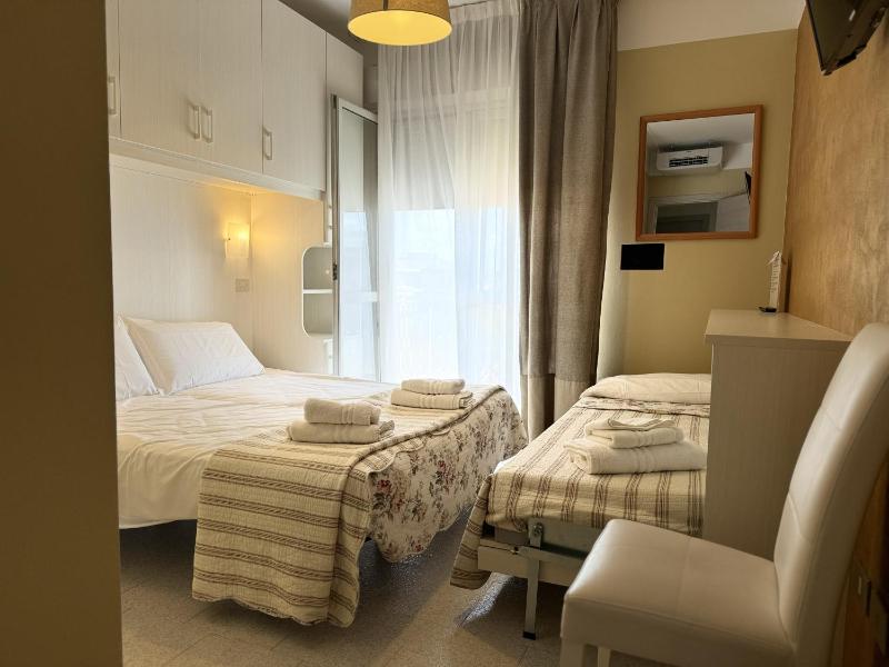 Standard Triple Room image 2
