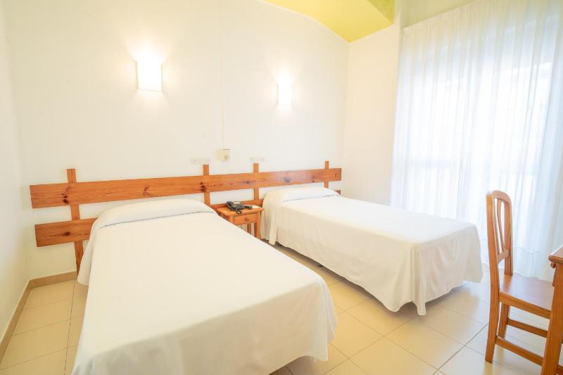 Twin Room image 1