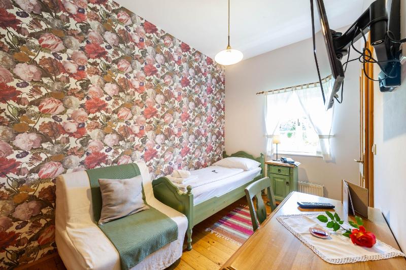 Single Room with Bathroom image 3