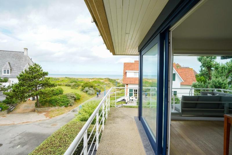 Spacious 3 bedroom apartment with sea view and terrace in Oostduinkerke Images