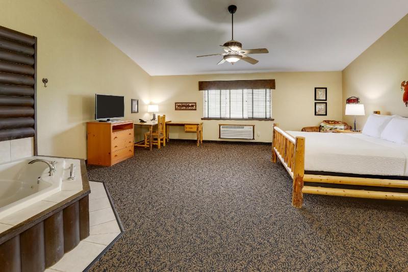 Suite with Hot Tub image 3
