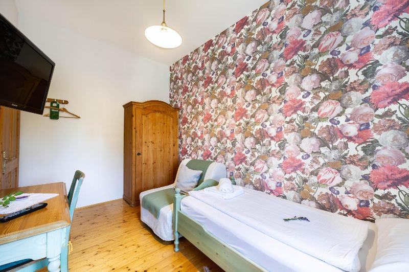 Single Room with Bathroom image 2