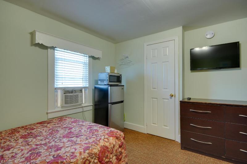Standard Room with Two Double Beds image 3