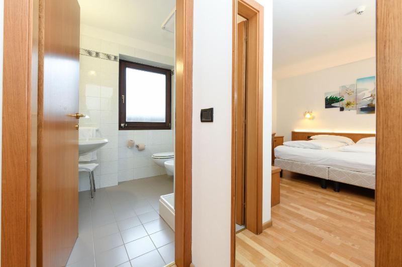 Double or Twin Room image 4