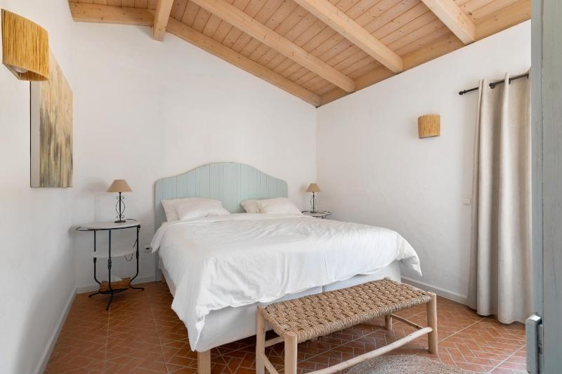 One-Bedroom House with Lake View image 3