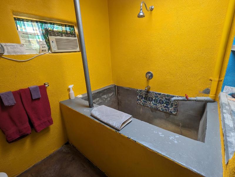 Queen Room with Spa Bath image 4