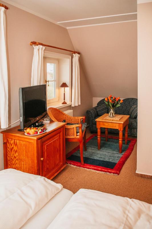 Economy Double Room image 3