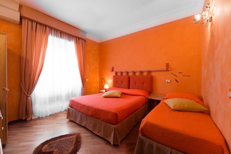Comfort Triple Room with Shower image 4