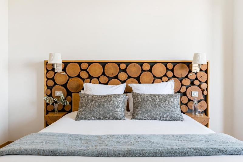 Deluxe Double Room with Balcony image 1