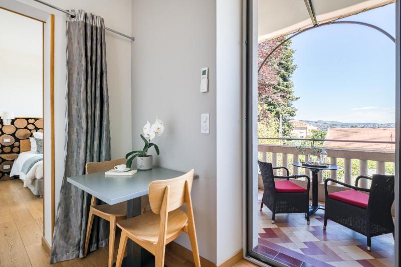 Deluxe Double Room with Balcony image 4