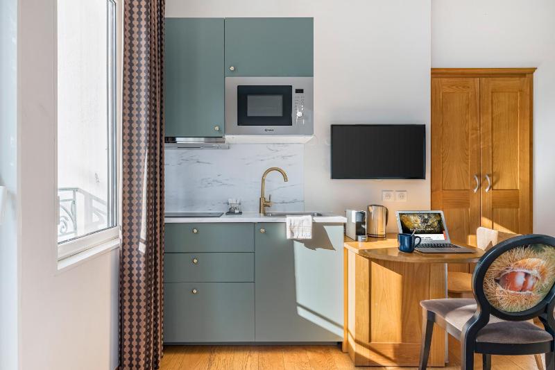 Double Room with Balcony image 2