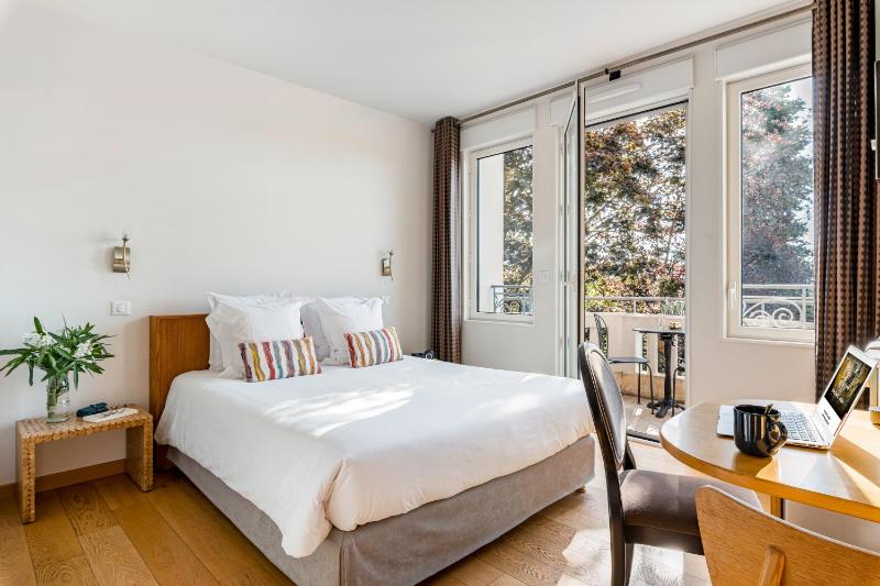 Double Room with Balcony image 4