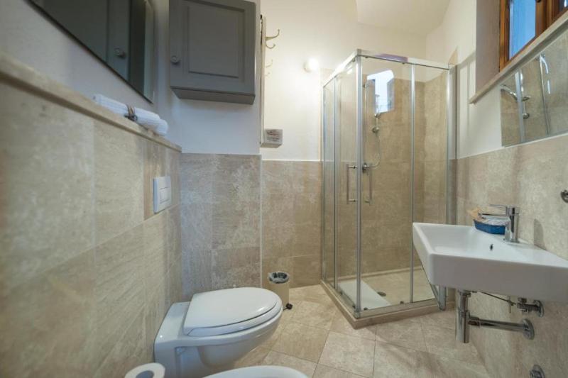 Double Room image 4