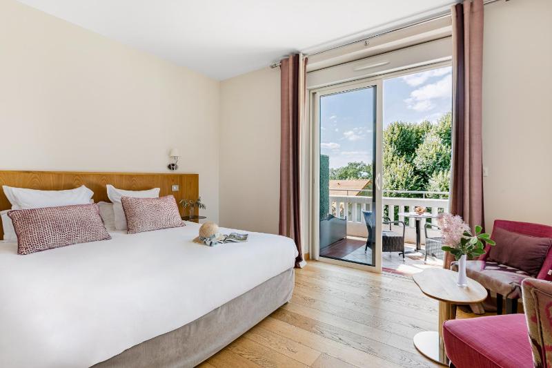 Deluxe Double Room with Balcony image 1