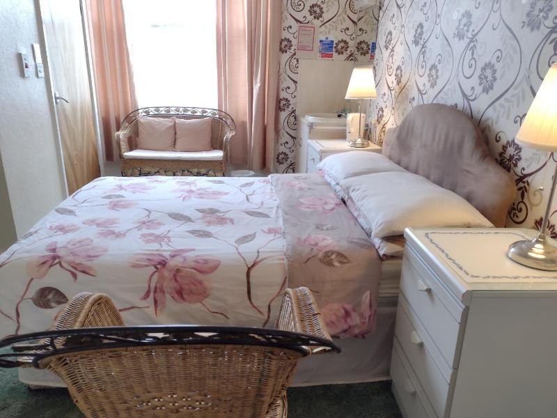 Triple Family En-suite with Cricket View image 3