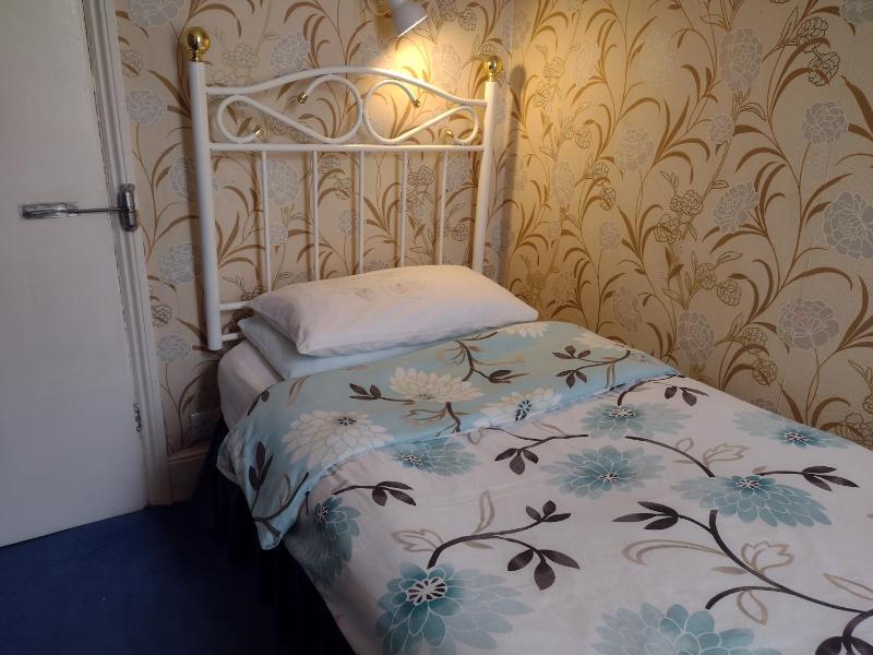 Single Room with Shared Shower and Toilet image 3