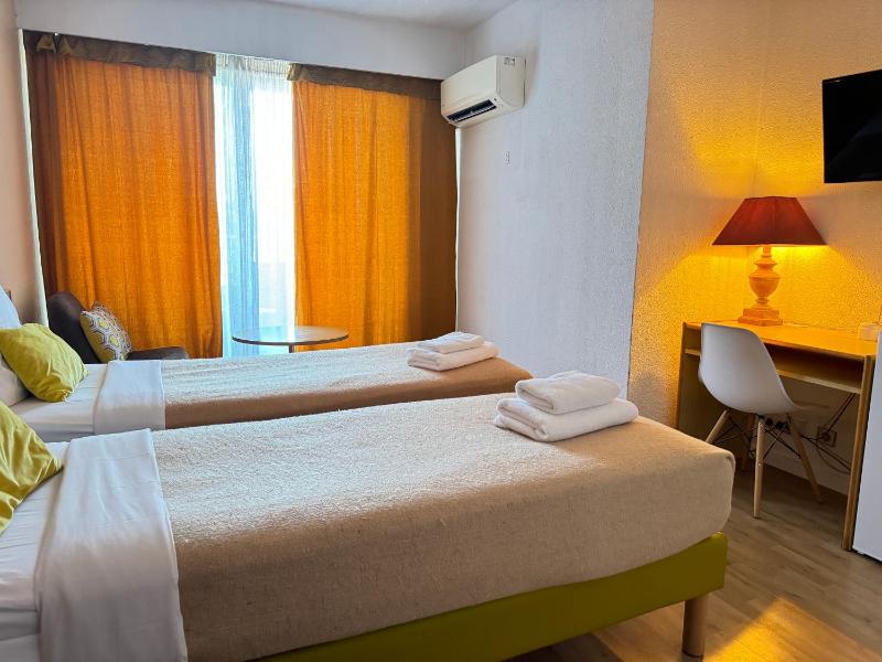 Twin Room with Balcony image 3