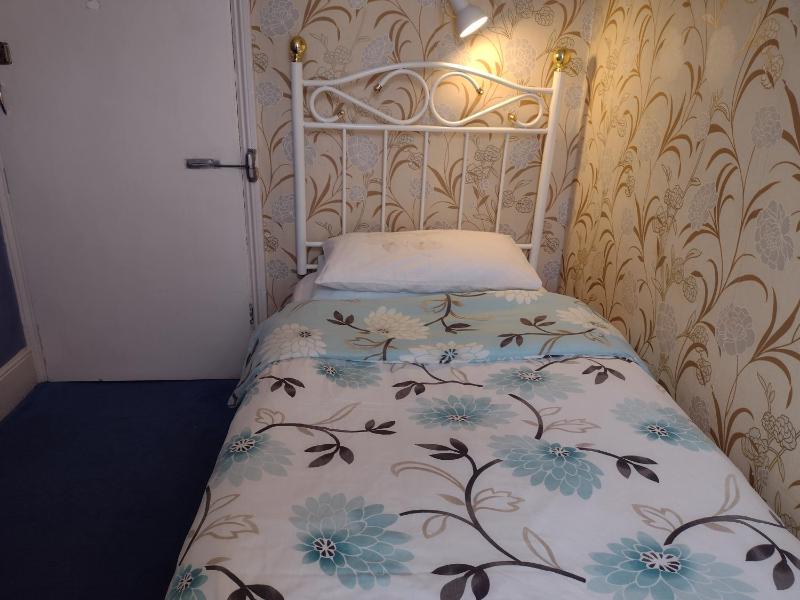Single Room with Shared Shower and Toilet image 1