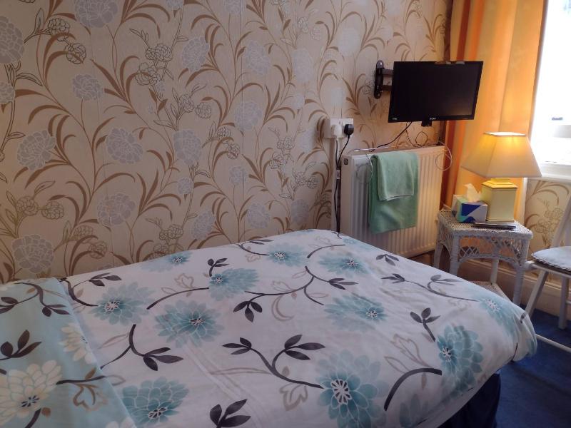 Single Room with Shared Shower and Toilet image 2