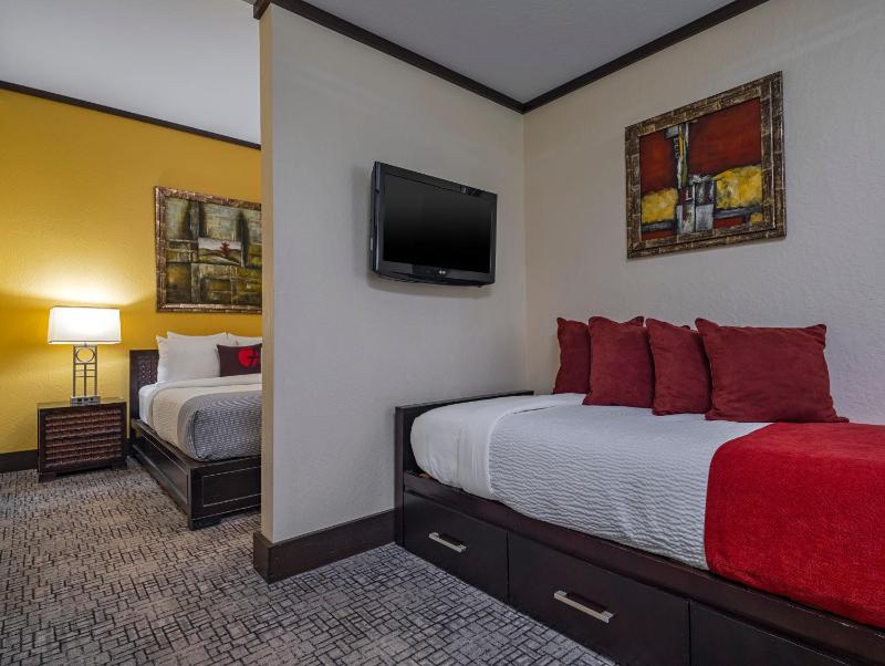 Deluxe Queen Room with Day Bed image 2