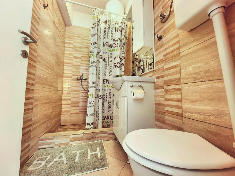 One-Bedroom Apartment with Sea View image 3