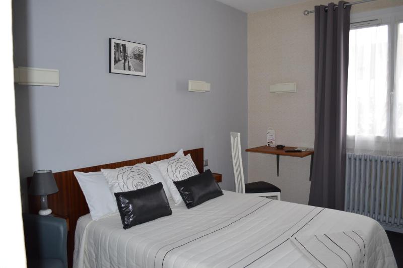 Double Room - Street Side image 2