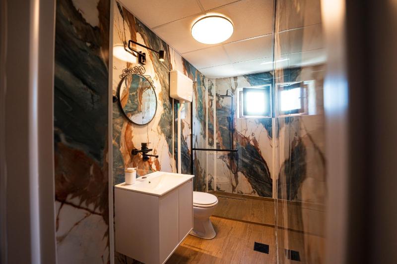 Cozy Nook B&B - Free Private Parking - image 9