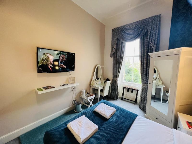 Double Room with Private Bathroom image 4
