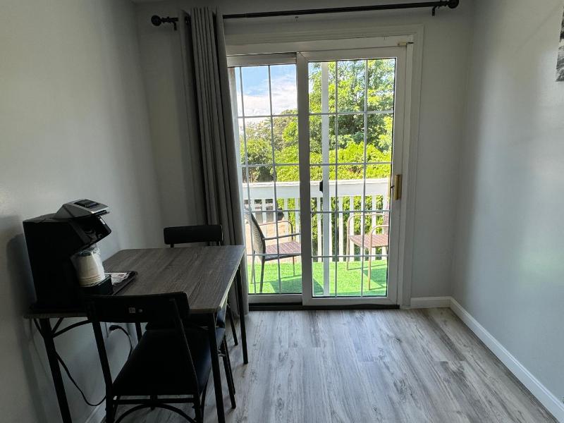 Deluxe Queen Room with Balcony image 1