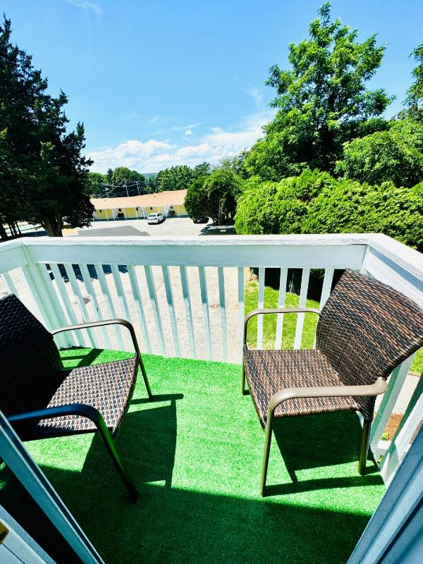 Deluxe Queen Room with Balcony image 4